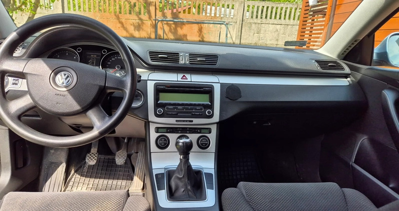 Volkswagen Passat cena 12600 przebieg: 307000, rok produkcji 2009 z Łask małe 154